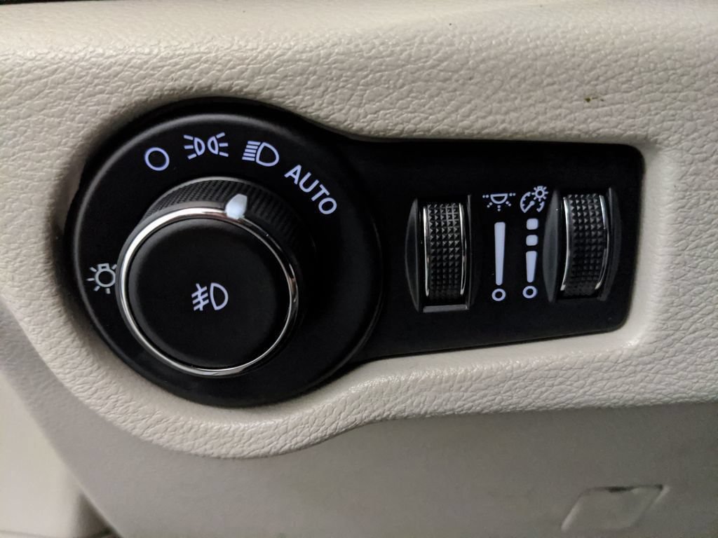 Used 2024 Chrysler Pacifica Touring-L FWD image 14