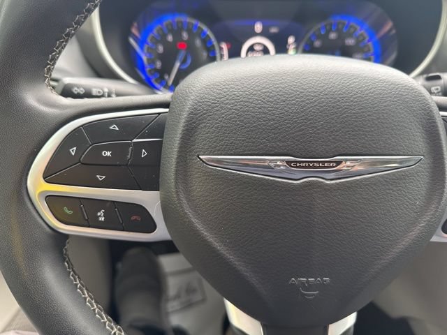 Used 2023 Chrysler Pacifica Touring-L FWD image 18