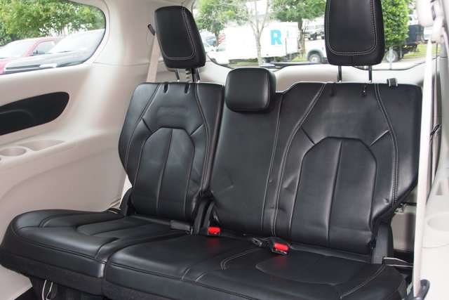 Used 2024 Chrysler Pacifica Touring-L FWD image 22