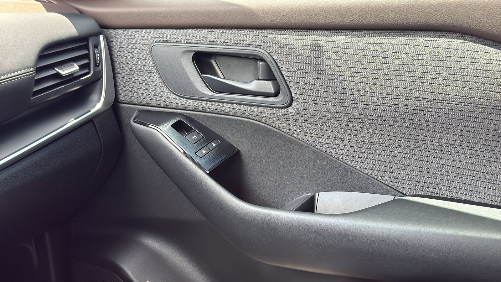 Used 2023 Nissan Rogue S FWD image 22