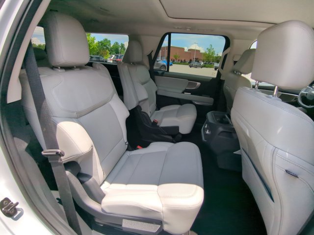 Certified 2025 Ford Expedition Platinum w/ Driver's Package AWD/4WD image 35