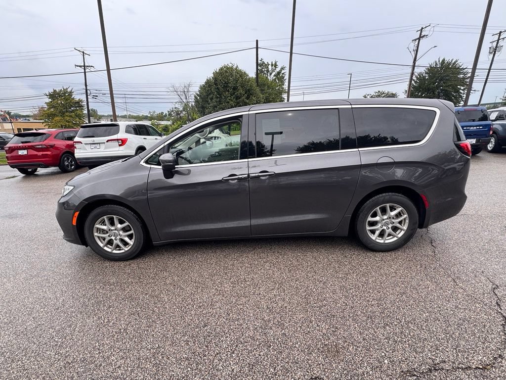 Used 2023 Chrysler Pacifica Touring-L FWD image 2