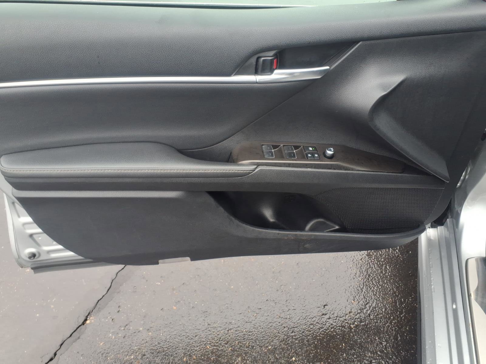 Used 2023 Toyota Camry SE image 11