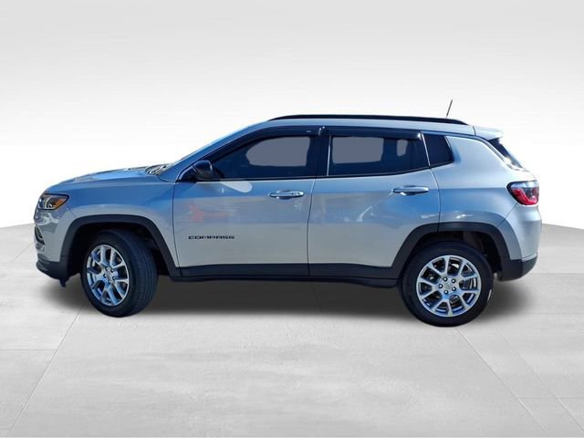 Used 2022 Jeep Compass Latitude image 3