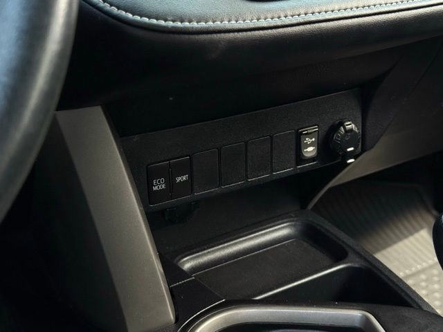 Used 2017 Toyota RAV4 XLE AWD/4WD image 34