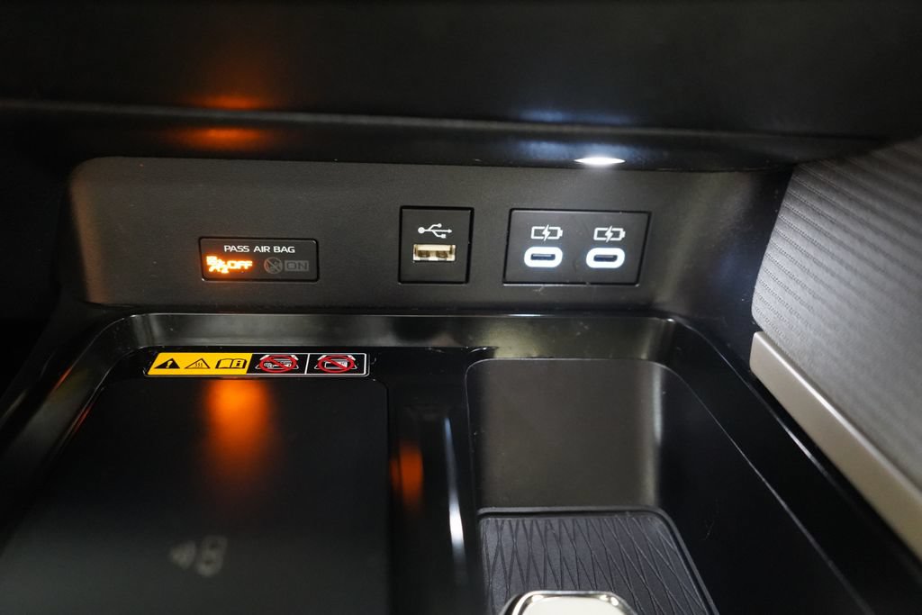 Used 2025 Toyota Camry SE w/ Convenience Package FWD image 40