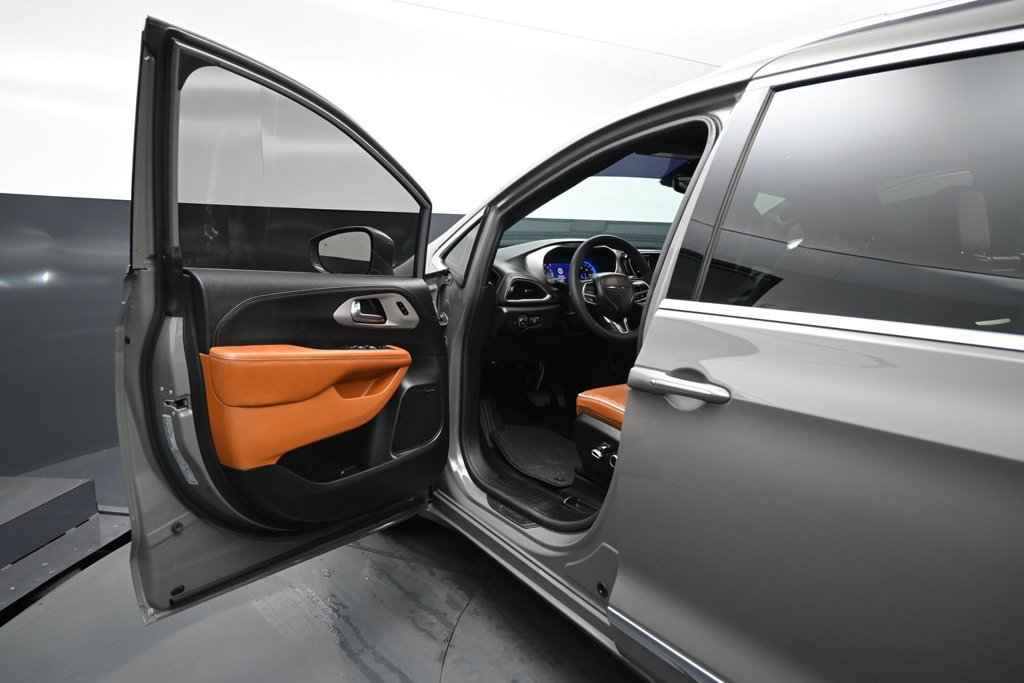 Used 2024 Chrysler Pacifica Pinnacle FWD image 8