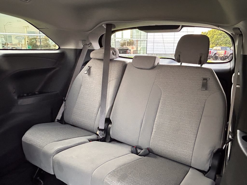 Used 2025 Toyota Sienna LE FWD image 15