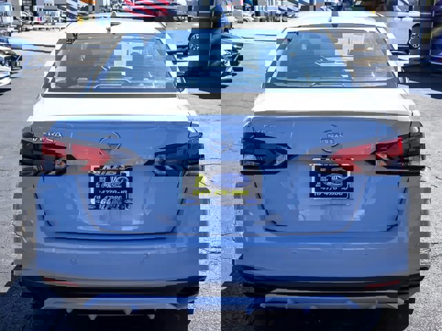 Used 2025 Nissan Versa SV image 4