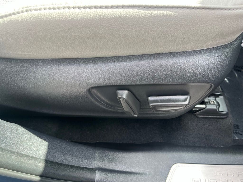 Used 2025 Toyota Grand Highlander FWD image 21