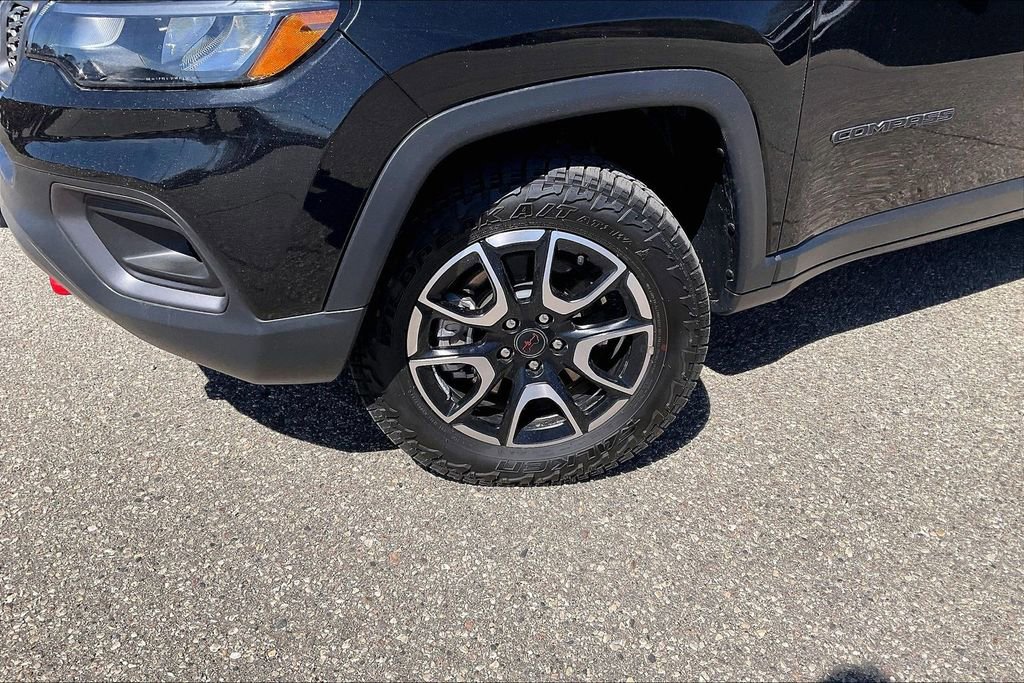 Used 2025 Jeep Compass Trailhawk AWD/4WD image 4