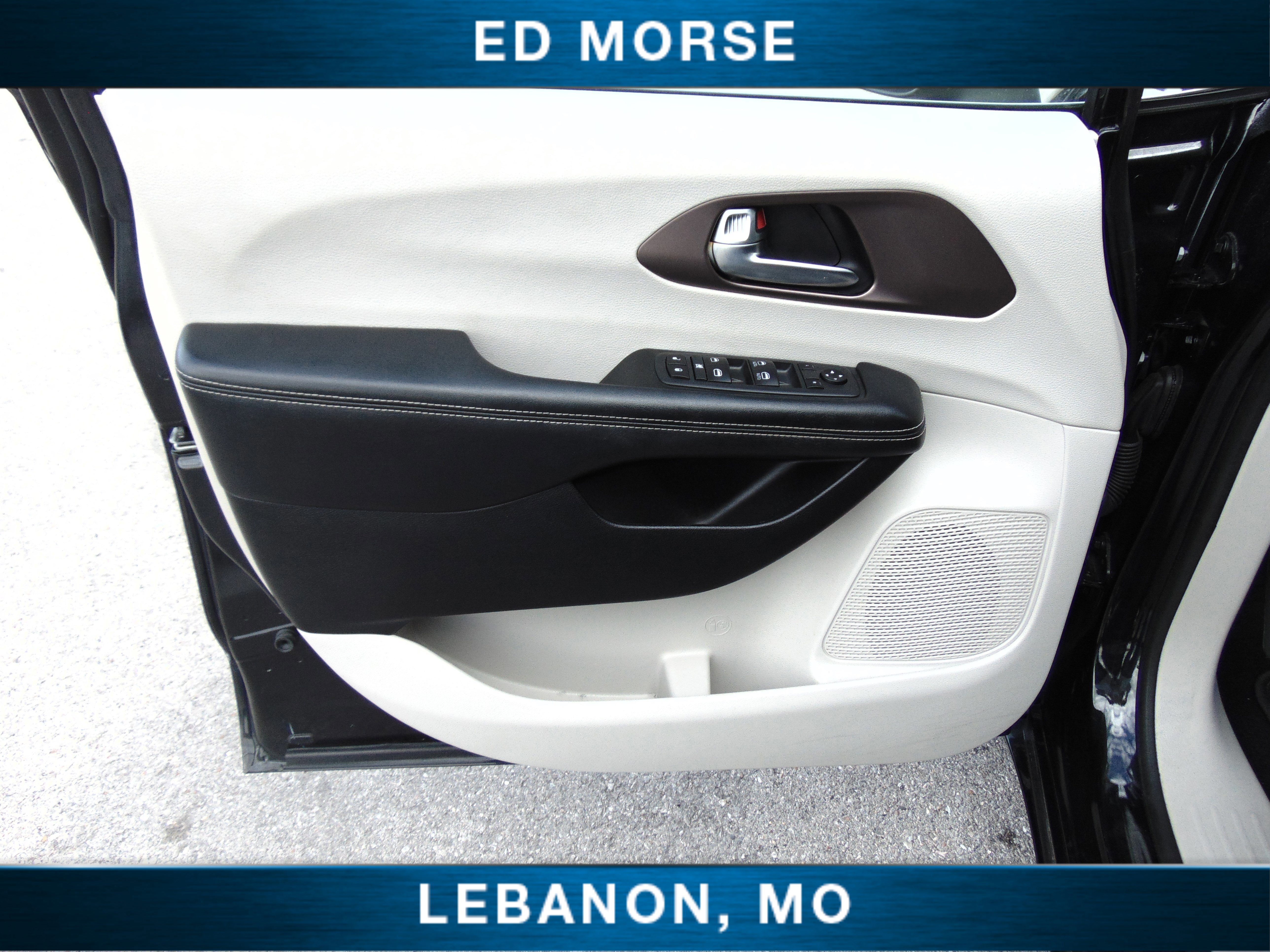 Used 2020 Chrysler Voyager LX image 16