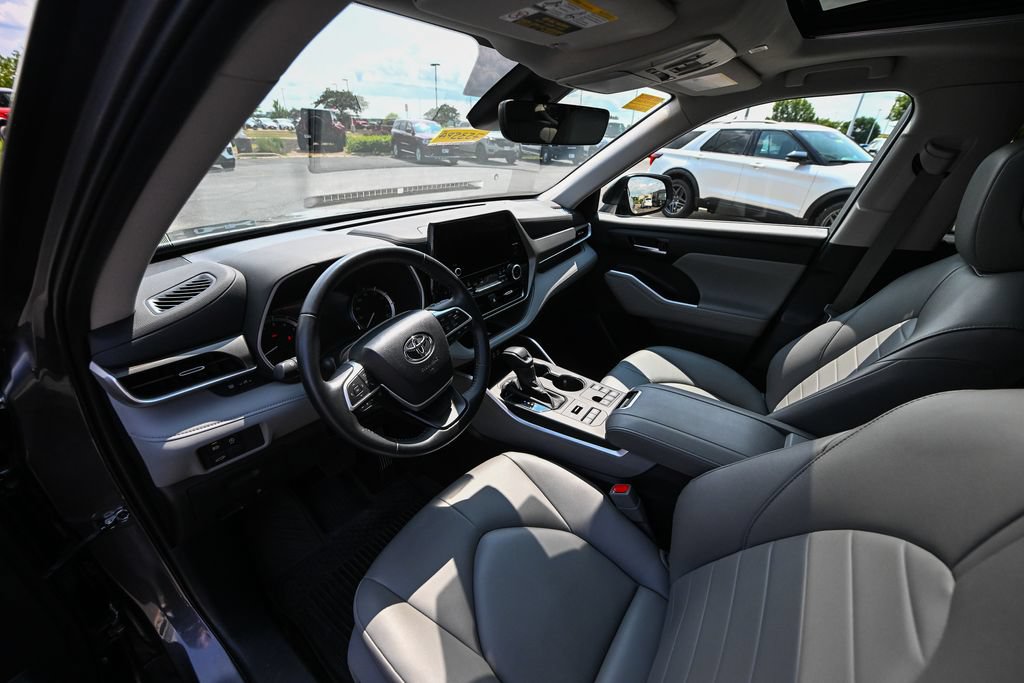 Used 2024 Toyota Highlander XLE AWD/4WD image 16