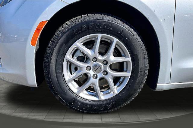 Used 2022 Chrysler Voyager LX image 13