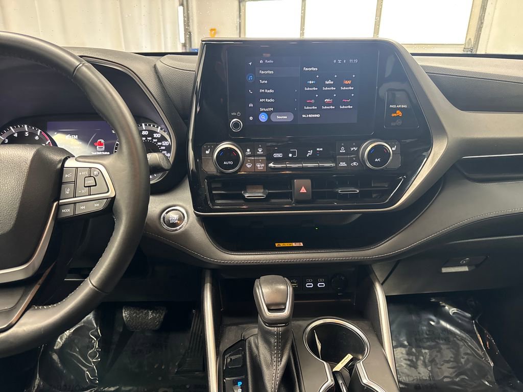 Used 2023 Toyota Highlander XLE AWD/4WD image 18