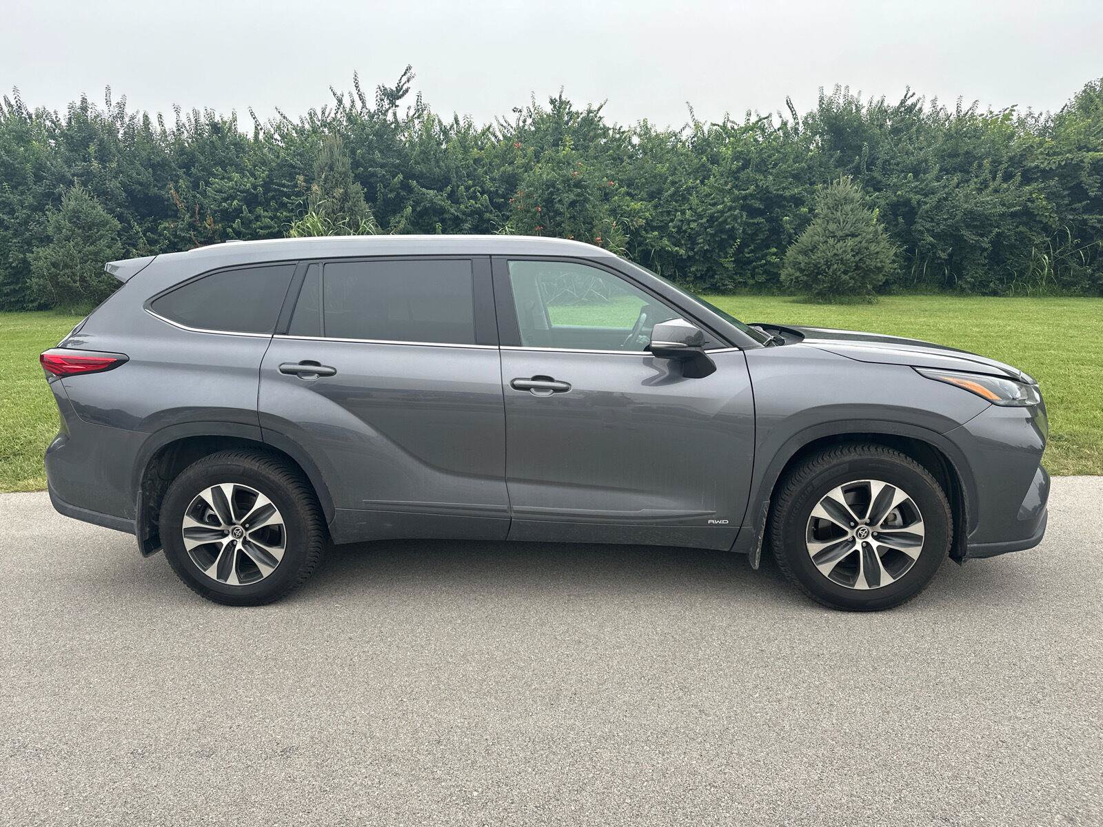 Used 2022 Toyota Highlander XLE AWD/4WD image 14