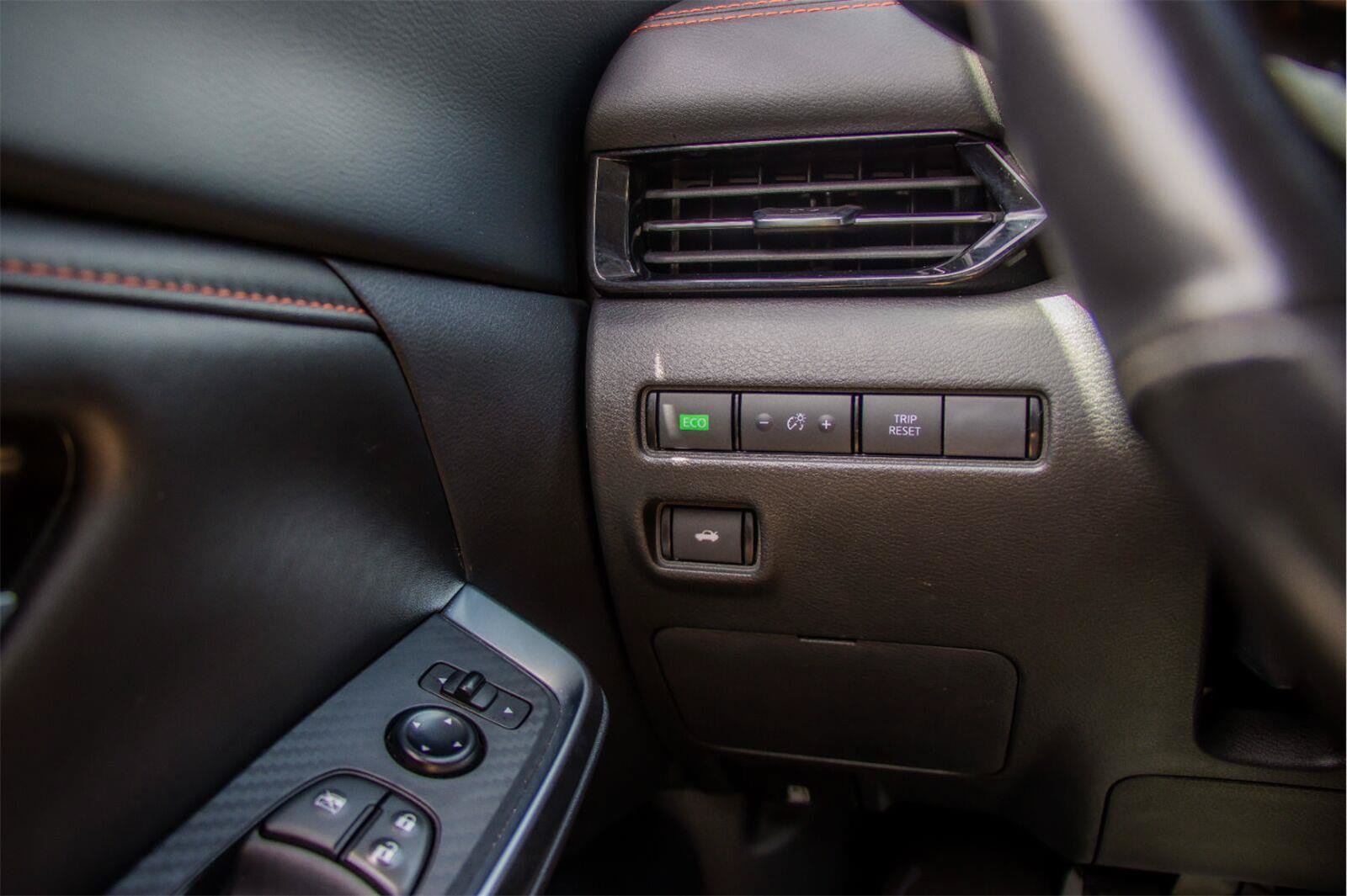 Used 2025 Nissan Sentra SR w/ SR Premium Package FWD image 19