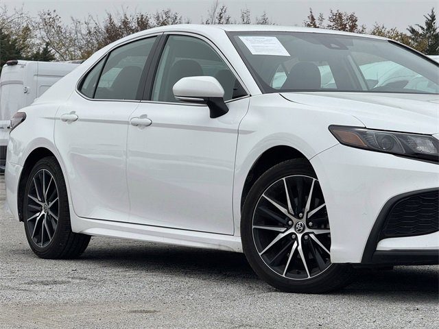 Used 2024 Toyota Camry SE image 3