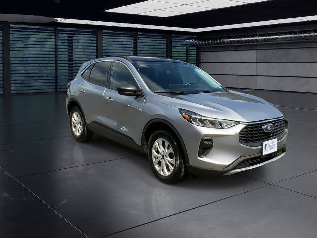 Certified 2023 Ford Escape Active w/ Tech Pack #1 AWD/4WD image 2