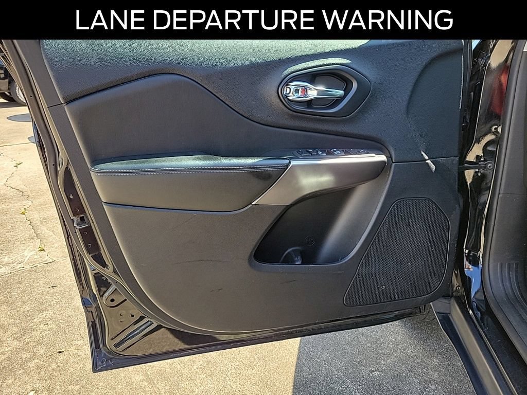 Used 2021 Jeep Cherokee Latitude Plus AWD/4WD image 19