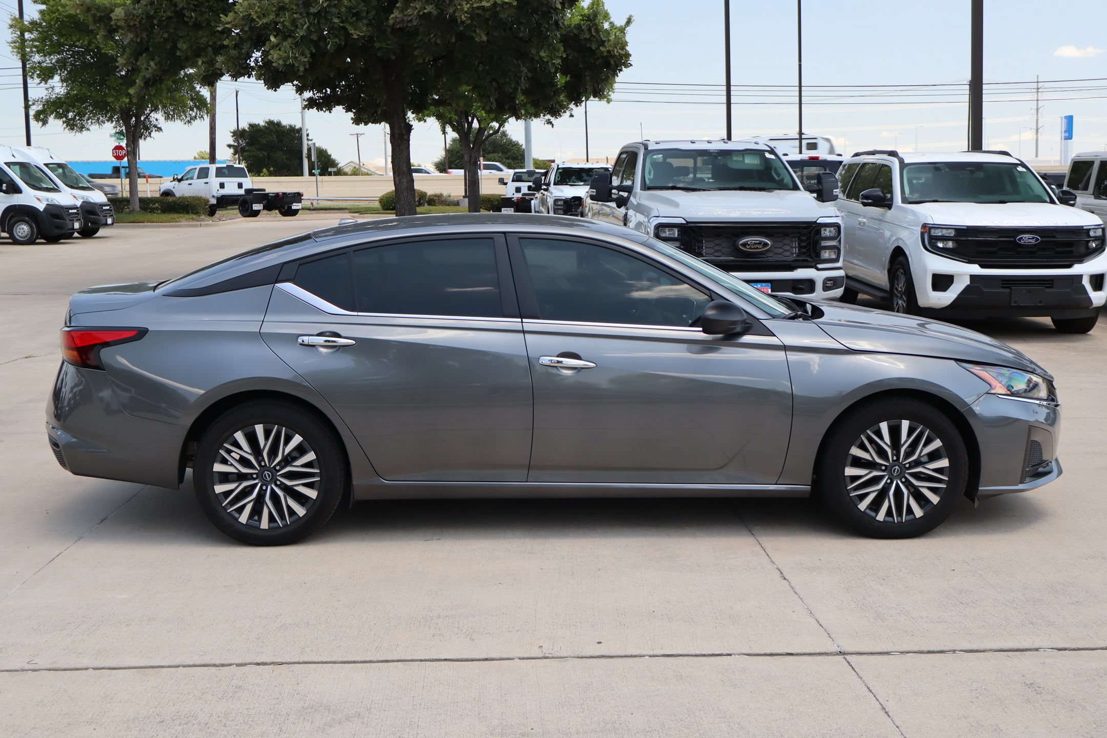 Used 2025 Nissan Altima 2.5 SV FWD image 2