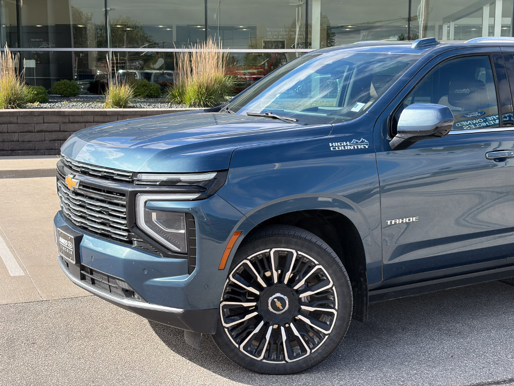 Used 2025 Chevrolet Tahoe High Country AWD/4WD image 2