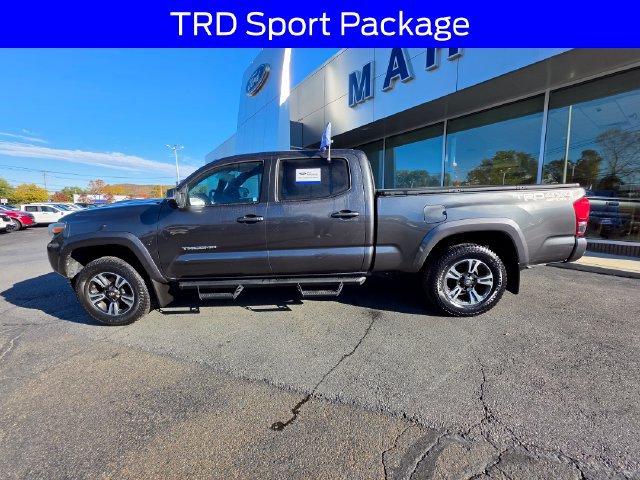 Used 2018 Toyota Tacoma TRD Sport AWD/4WD image 4