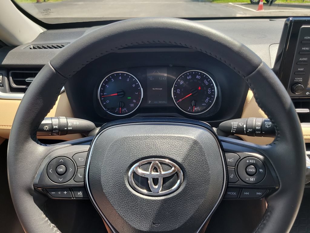 Used 2020 Toyota RAV4 XLE Premium FWD image 27