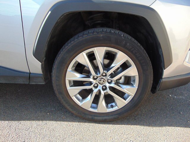 Used 2022 Toyota RAV4 XLE Premium AWD/4WD image 27