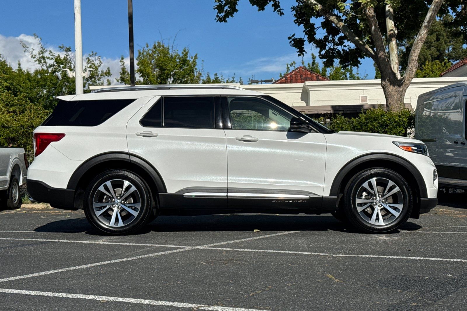 Certified 2020 Ford Explorer Platinum w/ Premium Technology Package AWD/4WD image 3