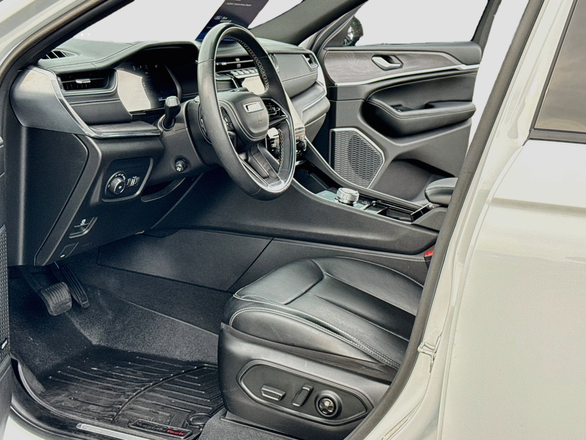 Used 2023 Jeep Grand Cherokee Overland AWD/4WD image 11