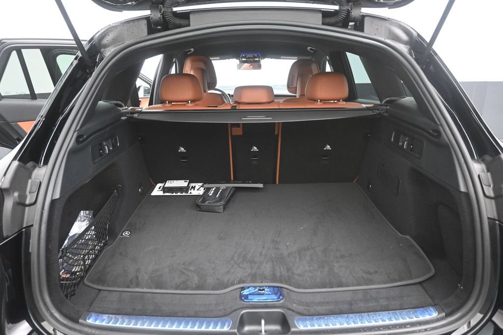 Used 2026 Mercedes-Benz GLC 300 image 2