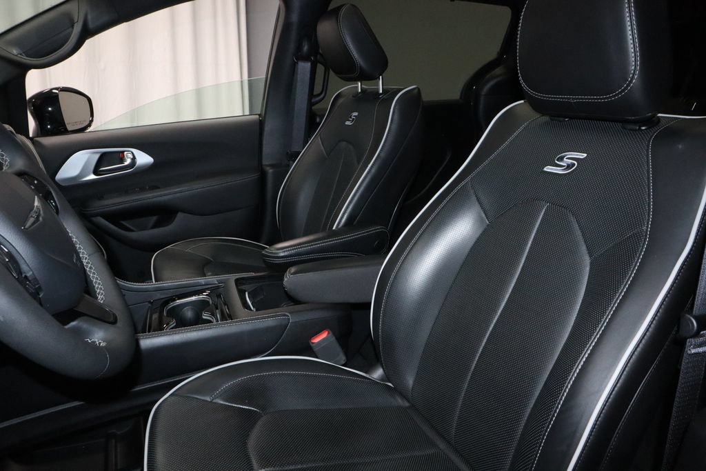 Used 2025 Chrysler Pacifica Limited FWD image 26