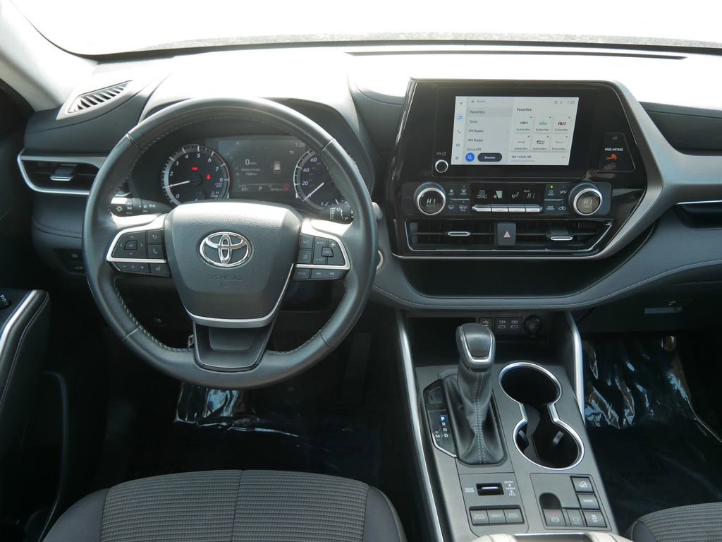 Used 2024 Toyota Highlander LE AWD/4WD image 17