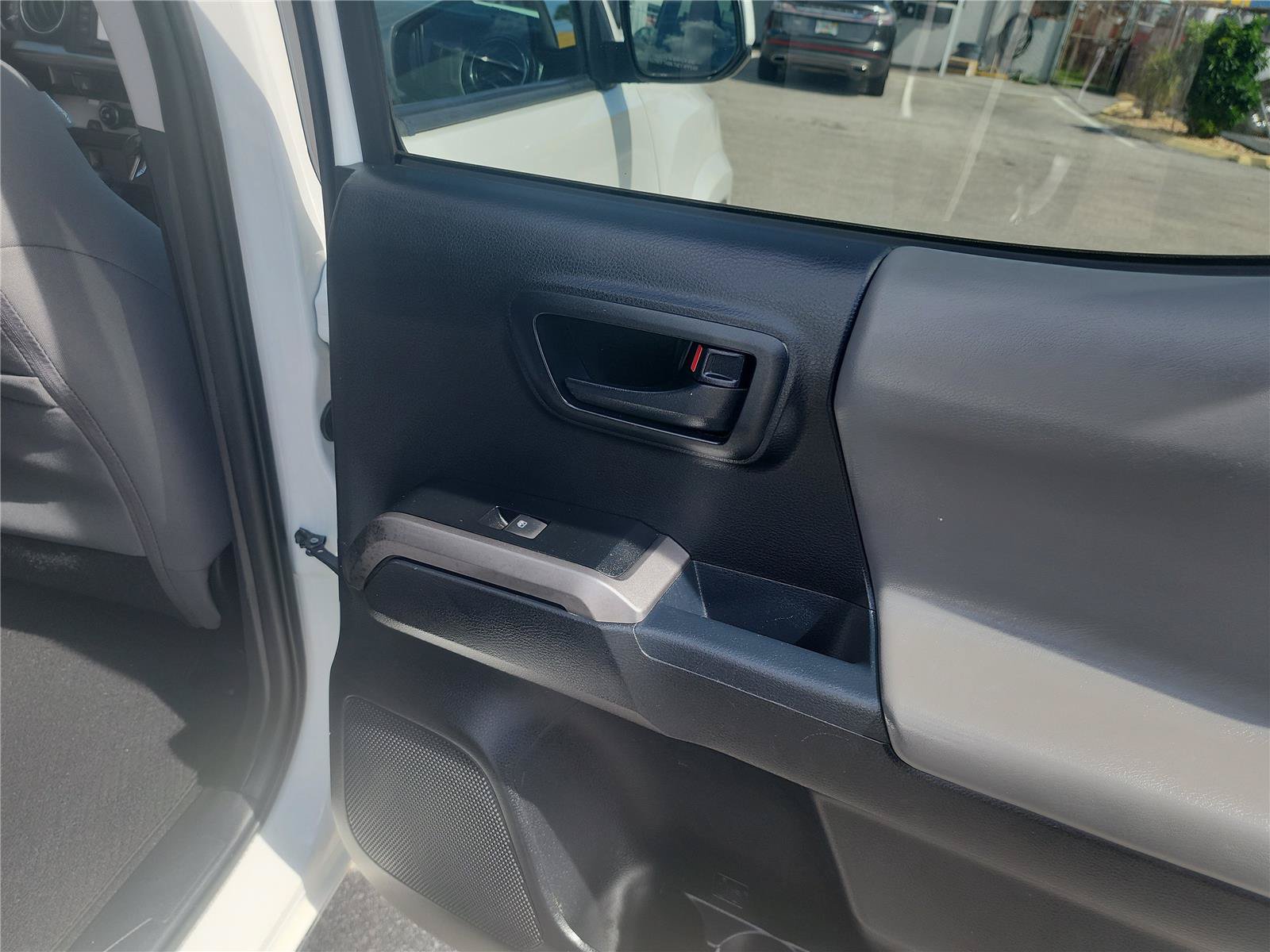 Used 2017 Toyota Tacoma SR5 w/ SR5 Appearance Package (SM) RWD image 24