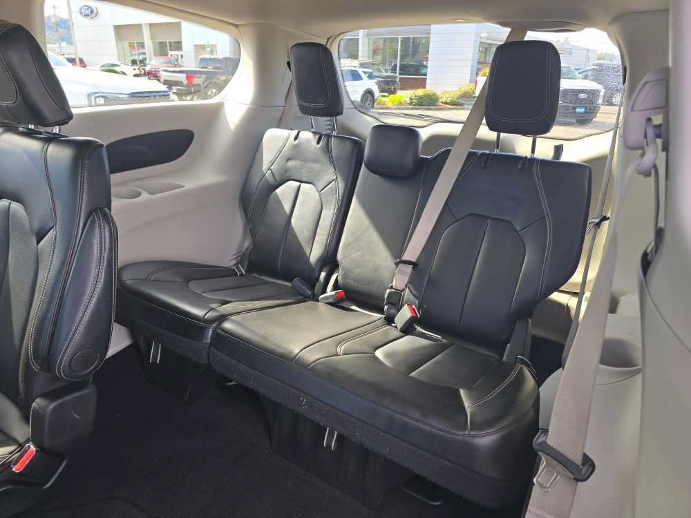 Used 2024 Chrysler Pacifica Touring-L FWD image 16