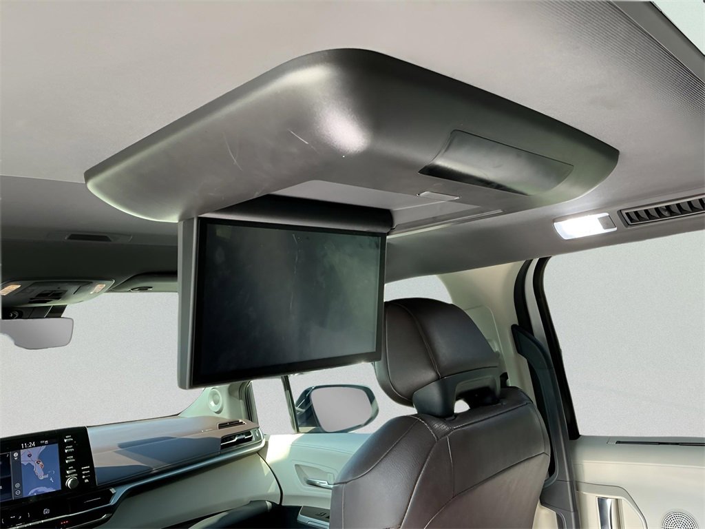 Used 2021 Toyota Sienna Platinum image 32