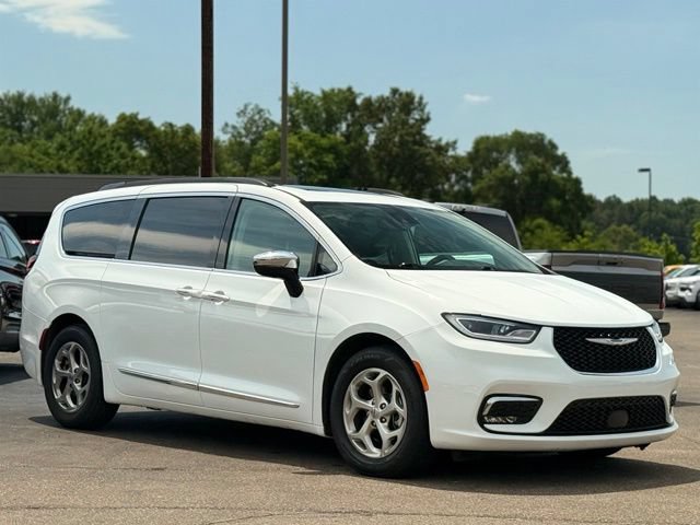 Used 2023 Chrysler Pacifica Limited FWD image 39