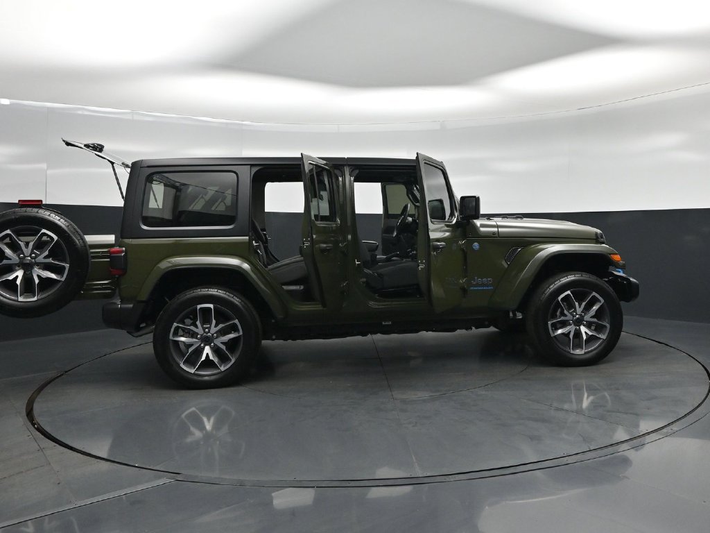 Used 2024 Jeep Wrangler Unlimited w/ Convenience Group AWD/4WD image 5