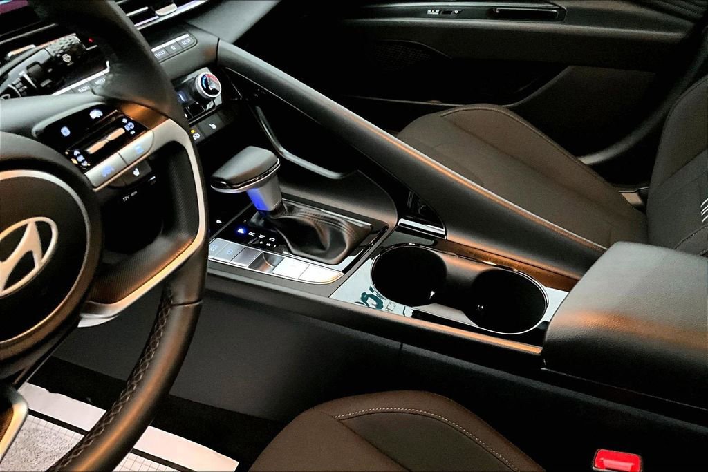 Used 2025 Hyundai Elantra SEL image 16