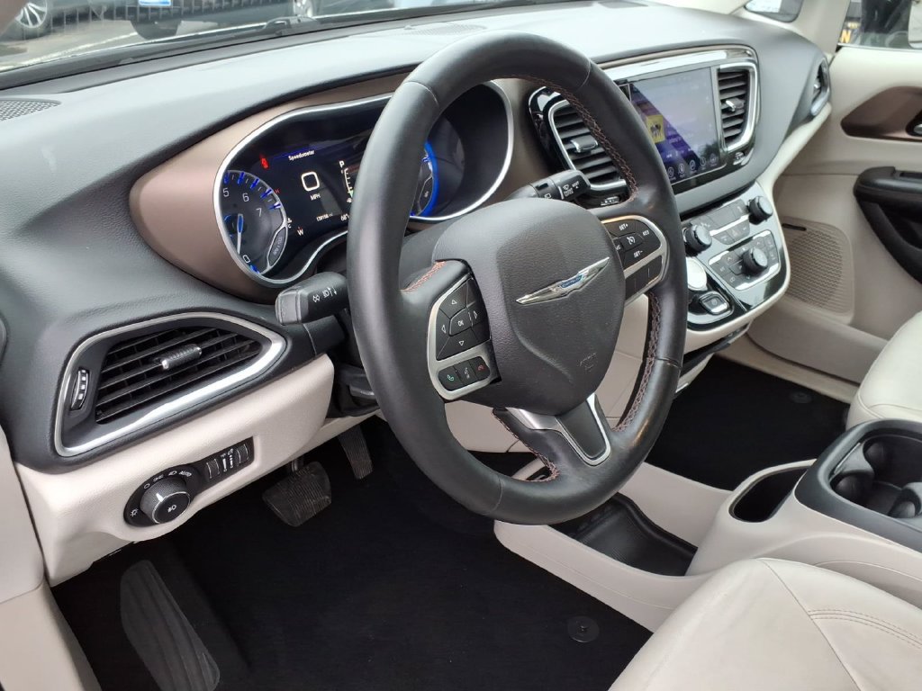 Used 2017 Chrysler Pacifica Touring-L Plus FWD image 18