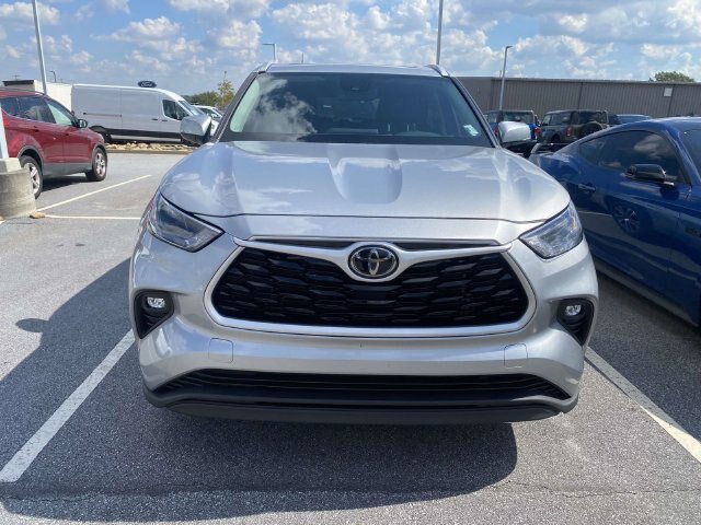 Used 2022 Toyota Highlander XLE FWD image 2