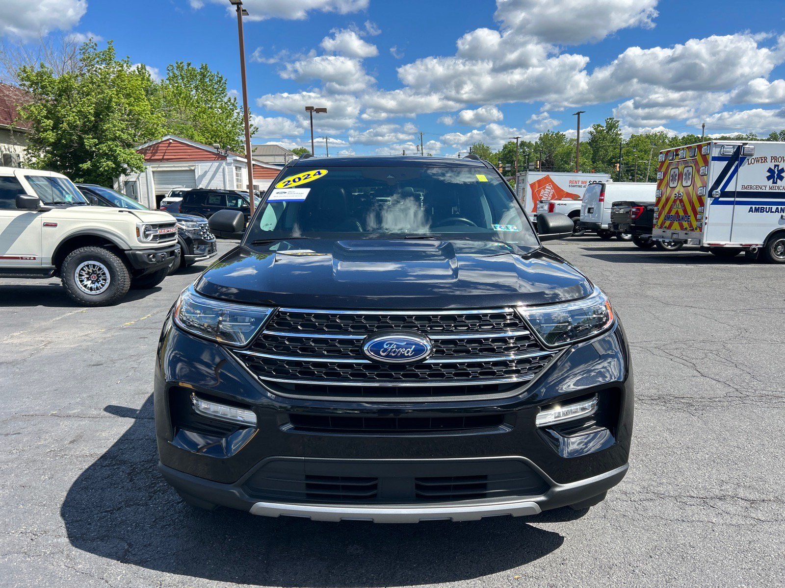 Certified 2024 Ford Explorer XLT w/ Equipment Group 202A AWD/4WD image 25