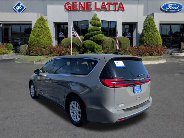 Used 2023 Chrysler Pacifica Touring-L FWD image 3