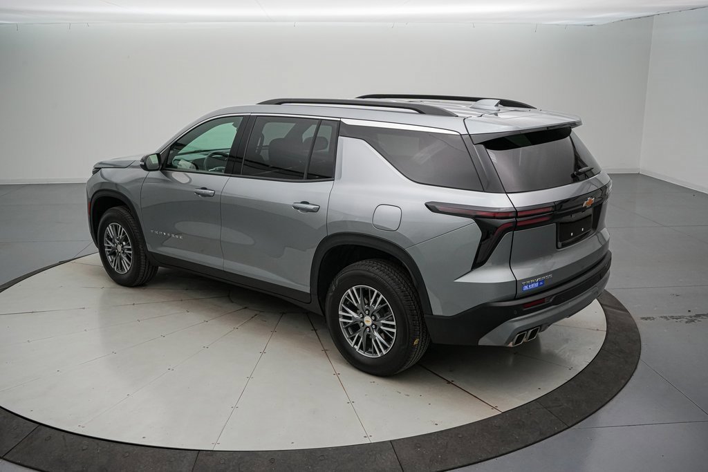 Used 2025 Chevrolet Traverse LT image 3
