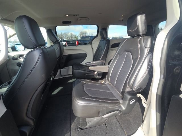 Used 2023 Chrysler Pacifica Touring-L image 20