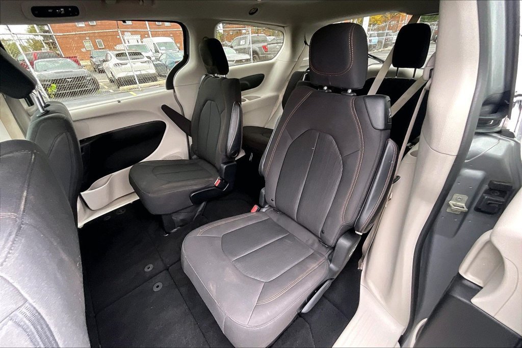 Used 2019 Chrysler Pacifica Touring Plus w/ Cold Weather Group FWD image 25
