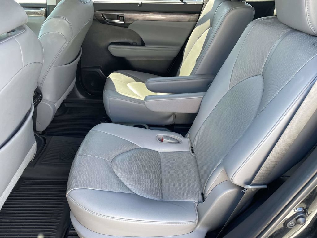 Used 2021 Toyota Highlander Limited FWD image 12