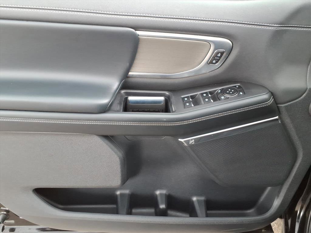 Certified 2025 Ford Expedition Platinum AWD/4WD image 6