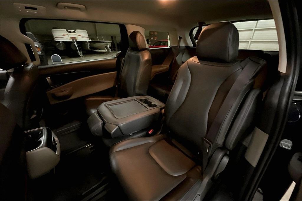 Used 2025 Kia Carnival FWD image 24